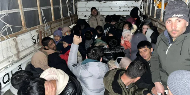 Kamyonet kasasında 42 kaçak göçmen yakalandı