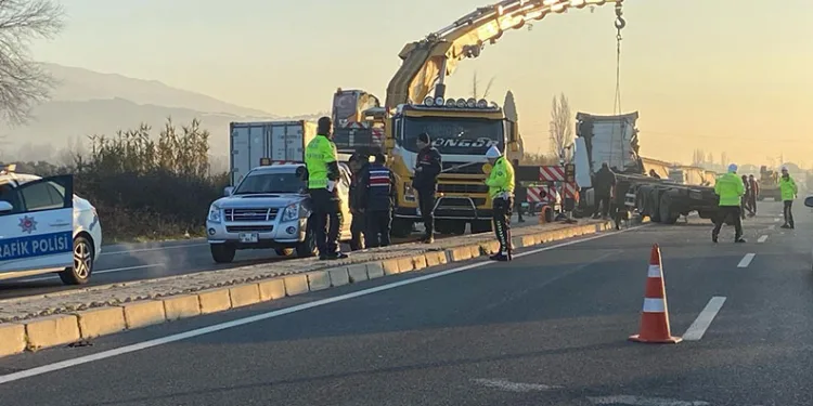 Tırlar çarpıştı, karayolu savaş alanına döndü