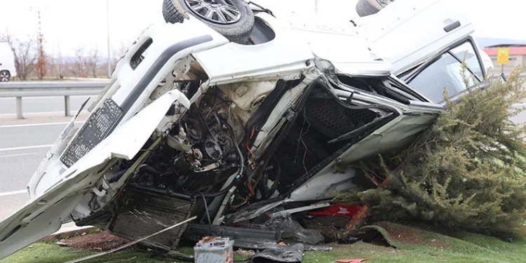 Elektrik direğine çarpan araç takla attı: 5 yaralı