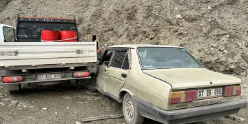 Kastamonu’da kamyonet ile otomobil çarpıştı: 2 yaralı