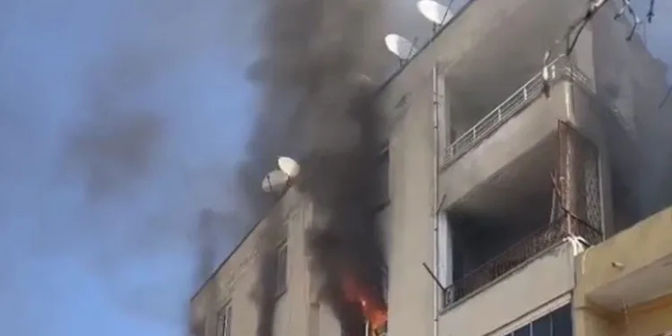 Mersin’de ev alev alev yandı