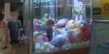 Avusturalya’da çocuk oyuncak makinesine sıkıştı