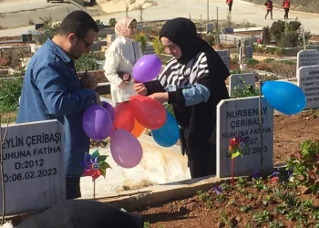 Balonlar mezar taşlarında uçuştu