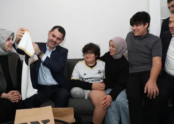 Murat Kurum’dan depremzede aileye ziyaret