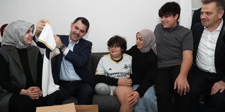 Murat Kurum’dan depremzede aileye ziyaret