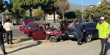 Aydın’da otomobil durağa daldı: 3 yaralı