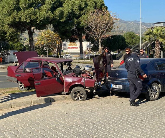 Aydın'da otomobil durağa daldı: 3 yaralı