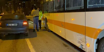 Otomobil belediye otobüsüne çarptı