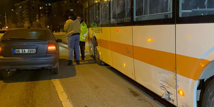 Otomobil belediye otobüsüne çarptı