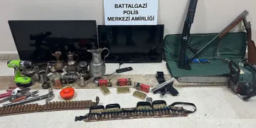 Hırsız saklandığı elbise dolabında yakayı ele verdi