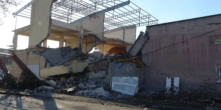 Malatya’da 6 dükkanın bulunduğu blok çöktü