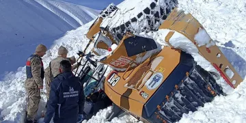 Çığ altında kalan operatör jandarma ekiplerince kurtarıldı