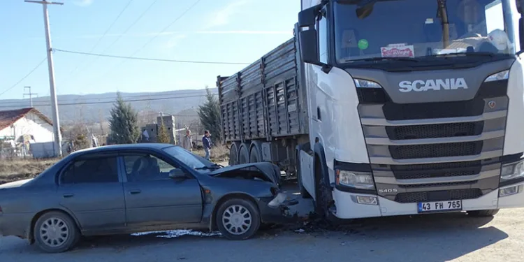 Hisarcık’ta tır ile otomobil çarpıştı: 4 yaralı