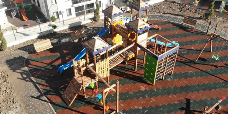 Gemlik’te çocuklar yeni parklarına kavuştu