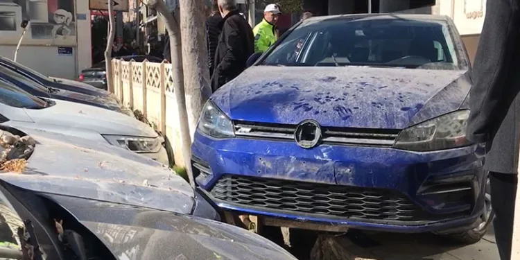 Elazığ’da otomobil duvara çarptı: 2 yaralı