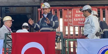 Bakan Bayraktar, yerin 170 metre altında maden işçileriyle yemek yedi