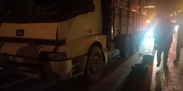 Motosiklet ile kamyon çarpıştı: 1 ölü