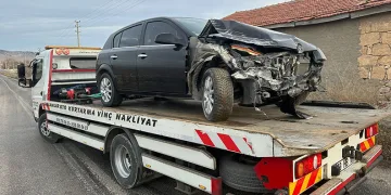 Duvara çarpan otomobilde 2 kişi yaralandı