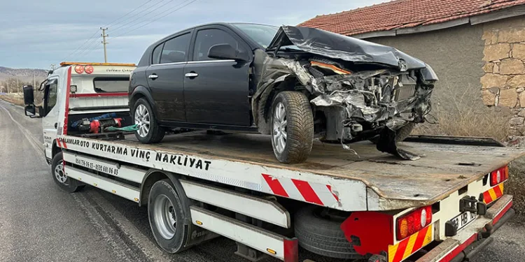 Duvara çarpan otomobilde 2 kişi yaralandı