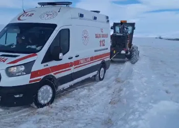 Hastaya giden ambulans kara saplandı