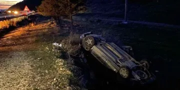 Otomobil takla atıp şarampole girdi