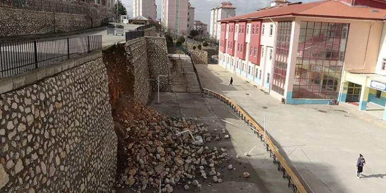 Malatya’da okulun istinat duvarı çöktü