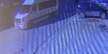 Geri giden minibüs yaşlı adamı ezdi