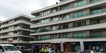 Kız arkadaşı ile tartışan genç çatıya çıktı