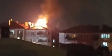 Muğla’da evin çatısına yıldırım düştü