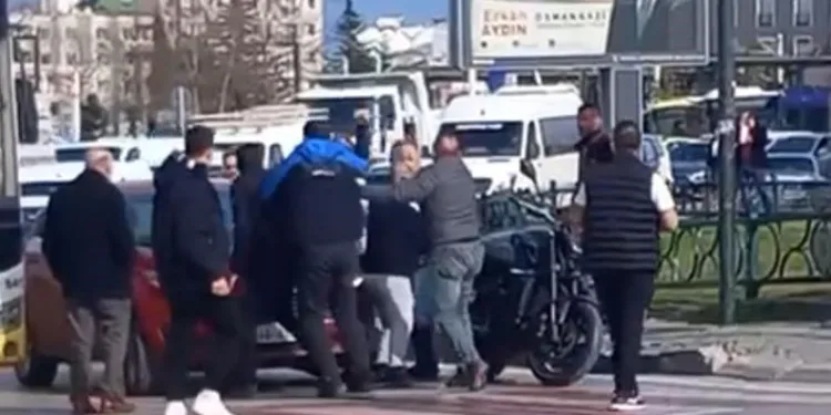 Bursa’da trafik ışıklarında sürücüler birbirine girdi
