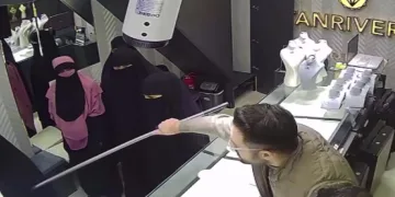 Hırsızlık yaparken yakalanınca kuyumcunun ortasına tuvaletini yaptı