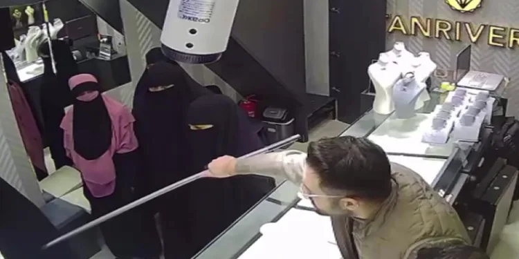 Hırsızlık yaparken yakalanınca kuyumcunun ortasına tuvaletini yaptı