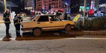 Mardin’de otomobil kavşağa girdi: 2 yaralı