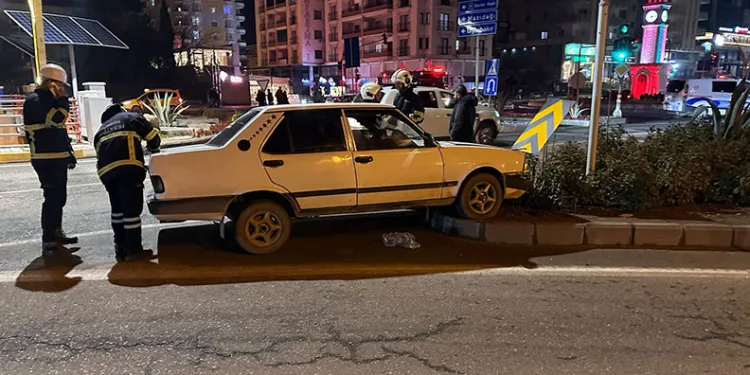 Mardin’de otomobil kavşağa girdi: 2 yaralı