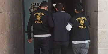 Kayalıklarda kurtardığı keçiyi sırtında taşıdı