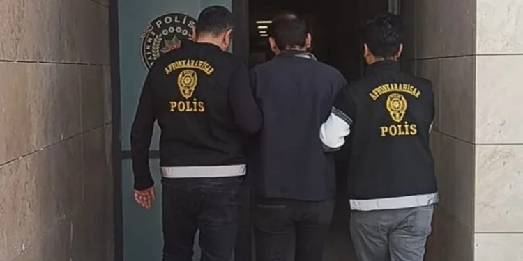 Kayalıklarda kurtardığı keçiyi sırtında taşıdı