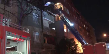 3 katlı binanın çatısı alev alev yandı