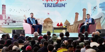 Bakan Tekin Erzurum’da gençlerle buluştu
