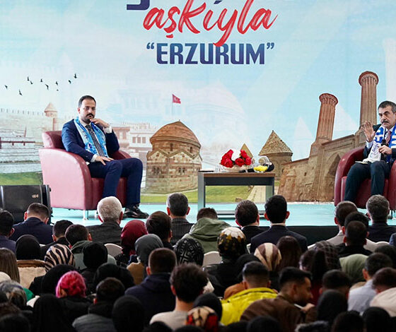Bakan Tekin Erzurum'da gençlerle buluştu