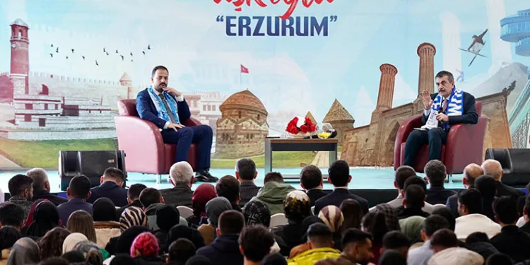 Bakan Tekin Erzurum’da gençlerle buluştu