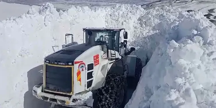Yüksekova’nın köy yollarında kar çalışması devam ediyor