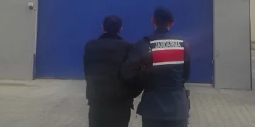 Evin penceresinden kaçarken jandarma yakaladı