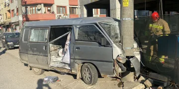 Kavşakta çarpıştılar 3 yaralı