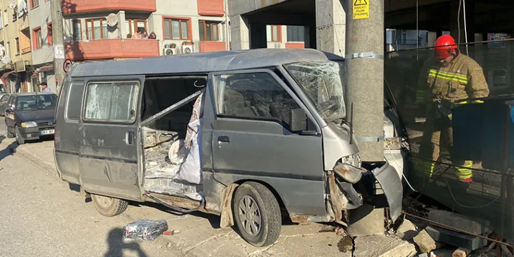 Kavşakta çarpıştılar 3 yaralı