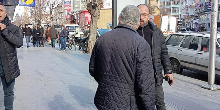 Polis memurunun dikkati yaşlı adamı dolandırılmaktan kurtardı