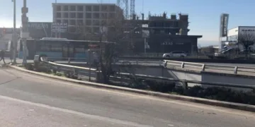 Polis aracından yola atlayan kadın otobüsün altında kalarak can verdi