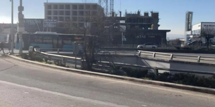 Polis aracından yola atlayan kadın otobüsün altında kalarak can verdi