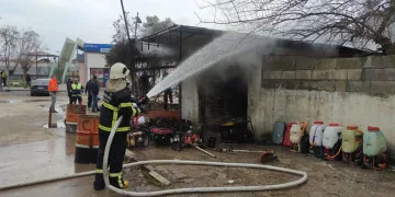 Sobaya yanlışlıkla dökülen benzin iş yerini küle çevirdi