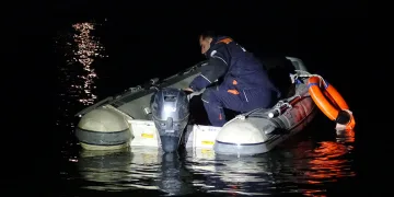 Gölde tekneleri batan gençler ölümden döndü