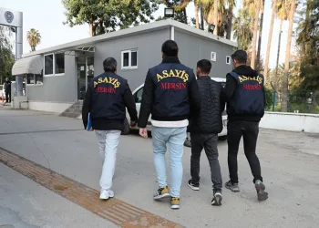 Hesabına gelen parayla 2 dolandırıcıyı yakalattı